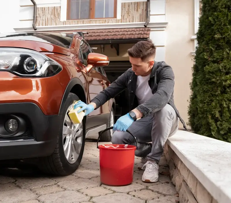 Lavage auto à domicile Saint-Jeure-d'Ay : professionnel intervenant sur un véhicule